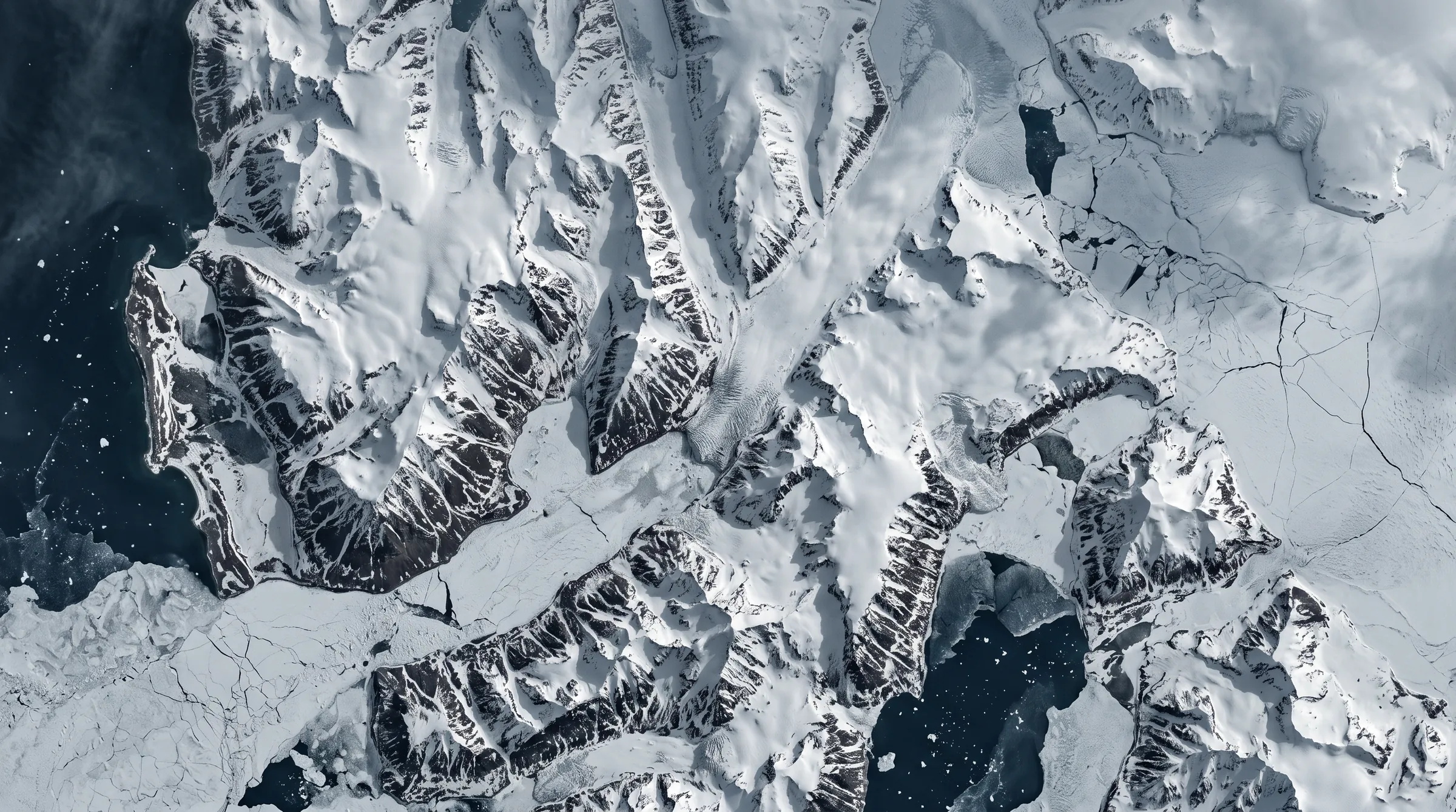Luftbild von Svalbard mit der Route von Expedition 001